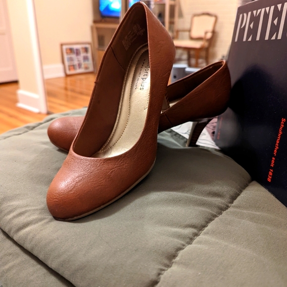Cute size 5 light brown pumps